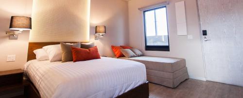 a hotel room with a bed and a window at Othelo Boutique Hotel Mexico in León