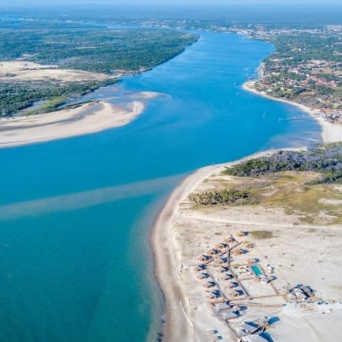 an aerial view of a beach and the ocean at Jangadas do Pontal in Fortim