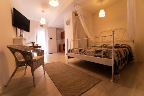 ブラッチャーノにあるVilla il Parcoのベッドルーム1室(ベッド1台、テーブル、椅子付)