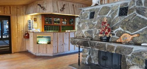 a living room with a stone fireplace in a cabin at Rødungstøl Høyfjellshotell in Rødungstøl