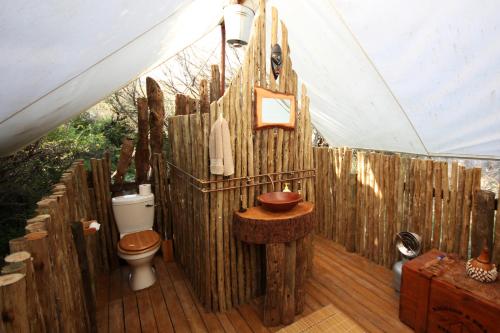 Bathroom sa Quatermain's 1920's Safari Camp – Amakhala Game Reserve