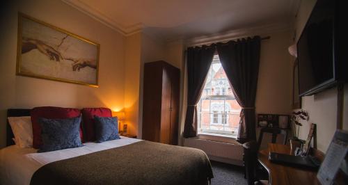 A bed or beds in a room at Dublin Citi Hotel of Temple Bar