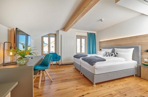 Postel nebo postele na pokoji v ubytování Hotel & Restaurant Herzstück Waldkirchen