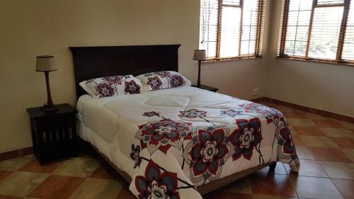 Hornbills Rest Country Home tesisinde bir odada yatak veya yataklar