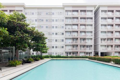 a swimming pool in front of a building at Trees Residences SMDC by Jhoms in Manila