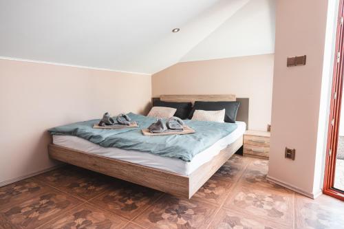 sypialnia z łóżkiem z butami w obiekcie POINT flat, beautiful view from terrace to Prague Castle w Pradze