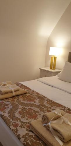 a bedroom with a bed with towels on it at Crown Roads in Le Faouët