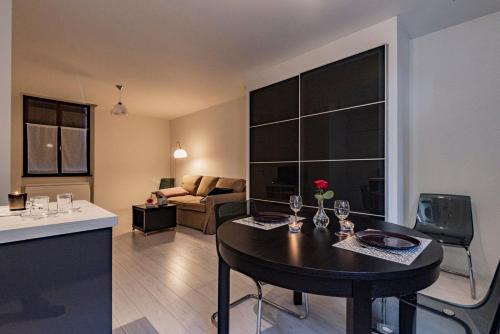 un salon avec une table et un canapé dans l'établissement REIMS LA ROMAINE, à Reims