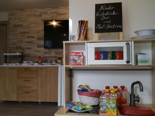 Кухня или мини-кухня в Hotel Garni Haus Sonneneck
