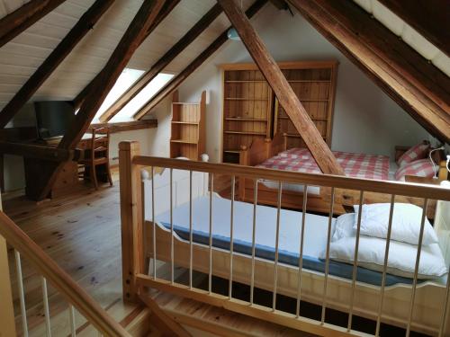 sypialnia z łóżkiem piętrowym na poddaszu w obiekcie Penzion Okamžik Stanovice w mieście Nová Cerekev