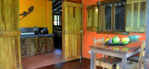 Dapur atau dapur kecil di Pachamama Nueva River side Bungalows Punta Uva