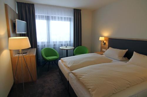 een hotelkamer met een bed en een raam bij Hotel Sunny Side Up in Dauchingen