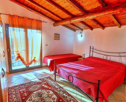 een slaapkamer met 2 bedden en een groot raam bij Casavacanzeinsicilia Etna Taormina in Piedimonte Etneo