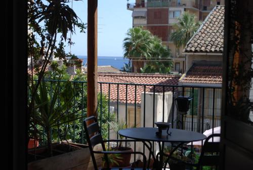a balcony with a table and a view of the ocean at Al Mare In Città in Catania
