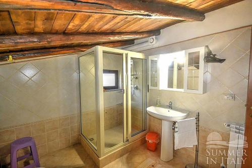 een badkamer met een douche en een wastafel bij Casavacanzeinsicilia Etna Taormina in Piedimonte Etneo