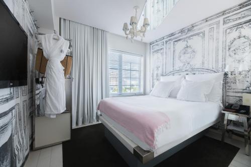 Un dormitorio blanco con una cama grande y una ventana en SLS South Beach, en Miami Beach