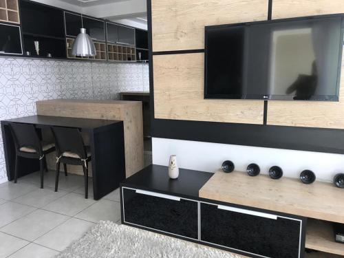 sala de estar con TV en la pared en Apartamento, Maceió, beira mar de Jatiúca, JTR, en Maceió