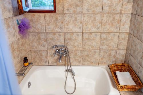 Bilik mandi di Harmonic Place Loutraki