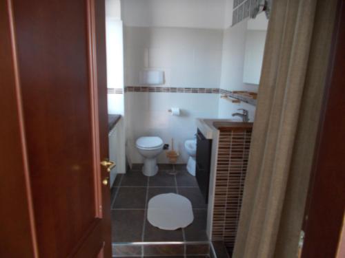 uma pequena casa de banho com WC e lavatório em La Masseriola agriturismo em Caianello Vecchio