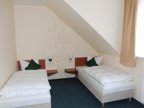 Postel nebo postele na pokoji v ubytování Hotel Garni Am Kirchplatz