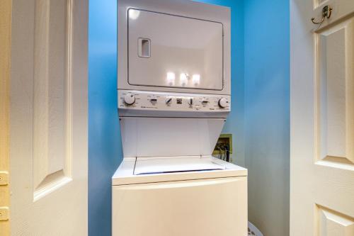 een witte wasmachine en droger in de badkamer bij Cypress Point Condominiums at Craft Farms #306B in Gulf Shores