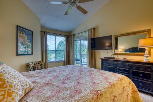 A bed or beds in a room at Cypress Point Condominiums at Craft Farms #306B