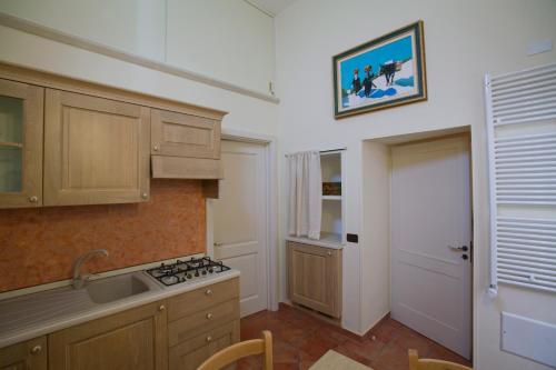 Een keuken of kitchenette bij Appartamenti Fusaro
