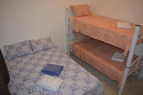 a small room with a bed and a stair case at Apartamento para 7 pessoas próximo a Basílica in Aparecida