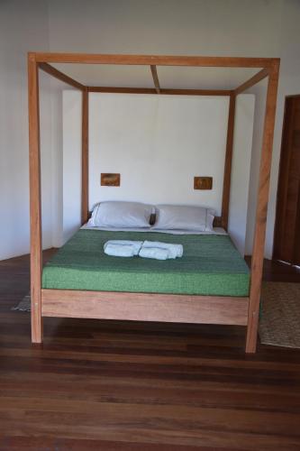 a bed with two towels on top of it at Pousada Velho Bateau in Atins