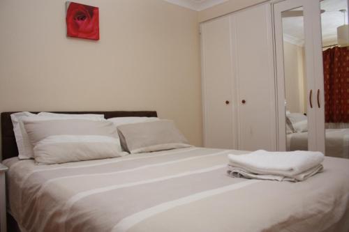 Una cama o camas en una habitación de Spacious 3-Bedroom Home
