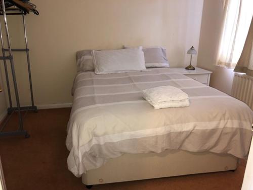 Una cama o camas en una habitación de Spacious 3-Bedroom Home
