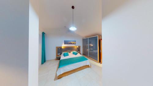 Ένα ή περισσότερα κρεβάτια σε δωμάτιο στο Luka Villa