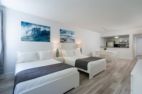 Llit o llits en una habitació de Casa Grande Suites on Ocean Drive