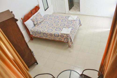a room with a bed and a table and chairs at Hotel Posada Sernichari in Cuetzalán del Progreso