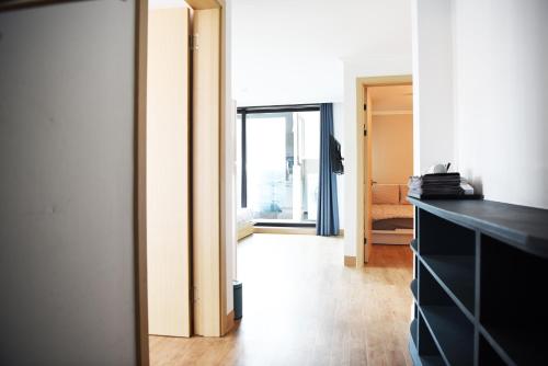 نامسان فورست ان ميونغ دونغ في سول: غرفة مع خزانة ملابس سوداء وغرفة مع نافذة