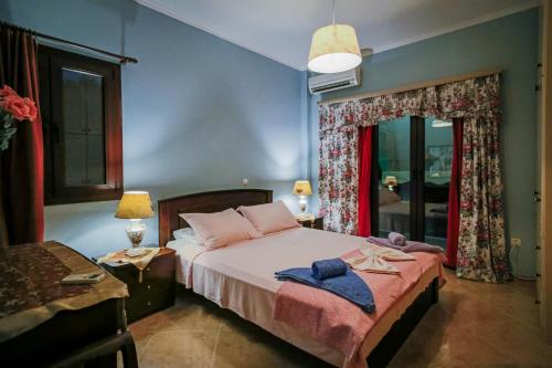 AkrotiriにあるUnique View Villaのベッドルーム(ベッド1台、テーブル、鏡付)