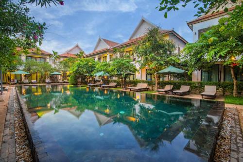 ein Bild eines Pools in einem Resort in der Unterkunft Tanei Angkor Resort and Spa in Siem Reap