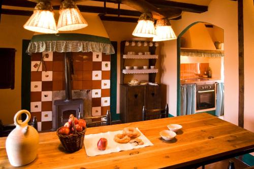 een keuken met een houten tafel met eten erop bij Marques de Valdeolivo in Tronchón