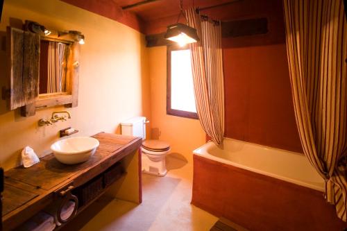 uma casa de banho com um lavatório, um WC e uma banheira em Marques de Valdeolivo em Tronchón