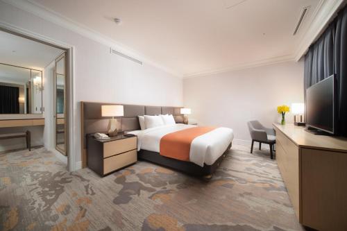 Postel nebo postele na pokoji v ubytování Jeju Sun Hotel & Casino