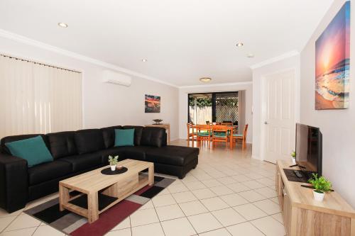 A seating area at Oomoo 27 - Four Bedroom Townhouse - Close to Beaches!