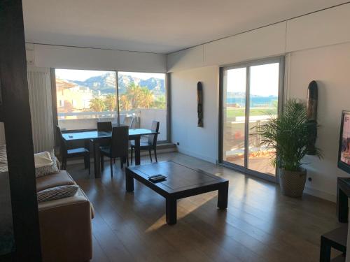 un salon avec une table et un canapé dans l'établissement PRADO PLAGE, à Marseille