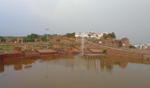 a large body of water with buildings in the background at Lakeside Inn Ratanada in Jodhpur