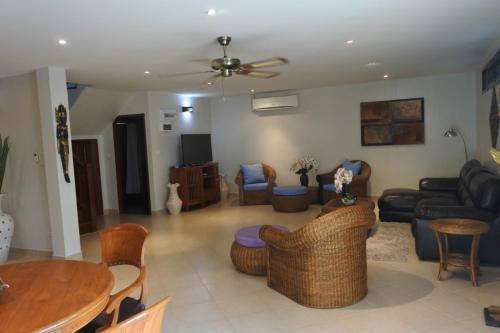 Tropicana Beach Villa at VIP Resort tesisinde bir oturma alanı