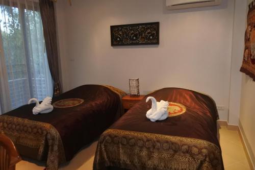 Un pat sau paturi într-o cameră la Tropicana Beach Villa at VIP Resort