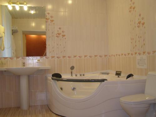 モスクワにあるHotel Brigantinaのバスルーム(バスタブ、洗面台、トイレ付)