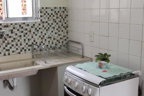 uma cozinha com um fogão e um lavatório em Casa mobiliada em São Paulo