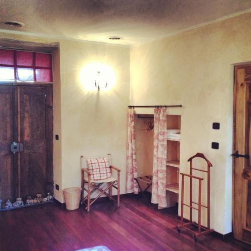 a room with a chair and a table and a window at Le 5 Frecce in Cavour