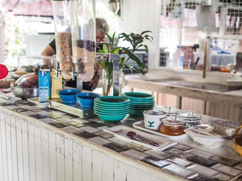 een aanrecht met kommen en borden erop bij Melina Beach Resort in Tioman Island