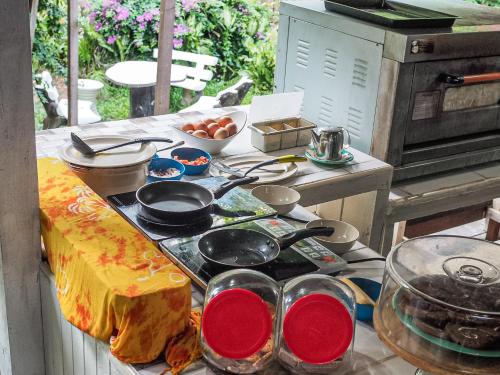 een tafel met veel eten erop bij Melina Beach Resort in Tioman Island